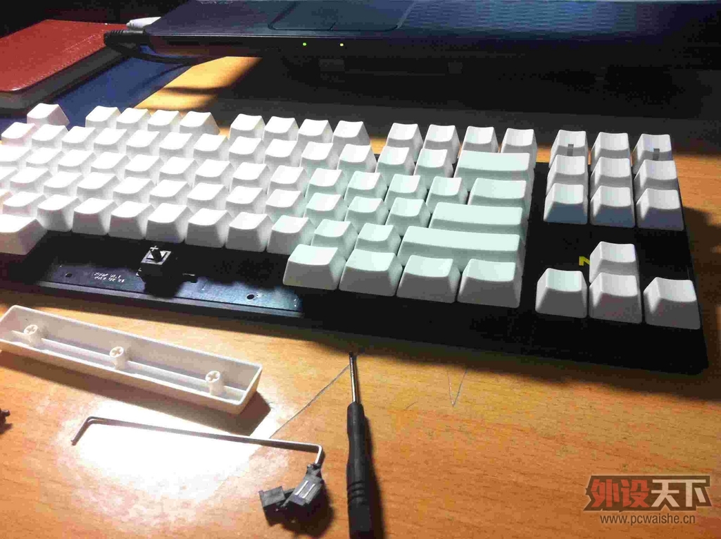 ��һ�ѻ�е����NEO KB87 �ľջ���ñ