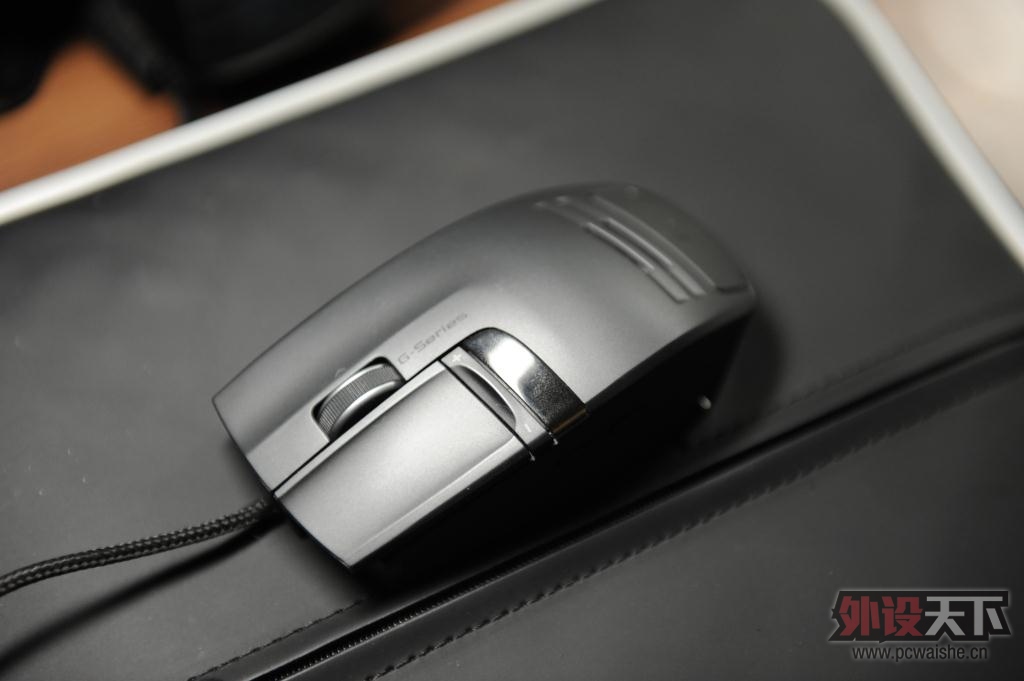 wNv�ĺ�ɫ��ɫesc��pbt���Ǻ��죬����һ�Ѷ�ɫ