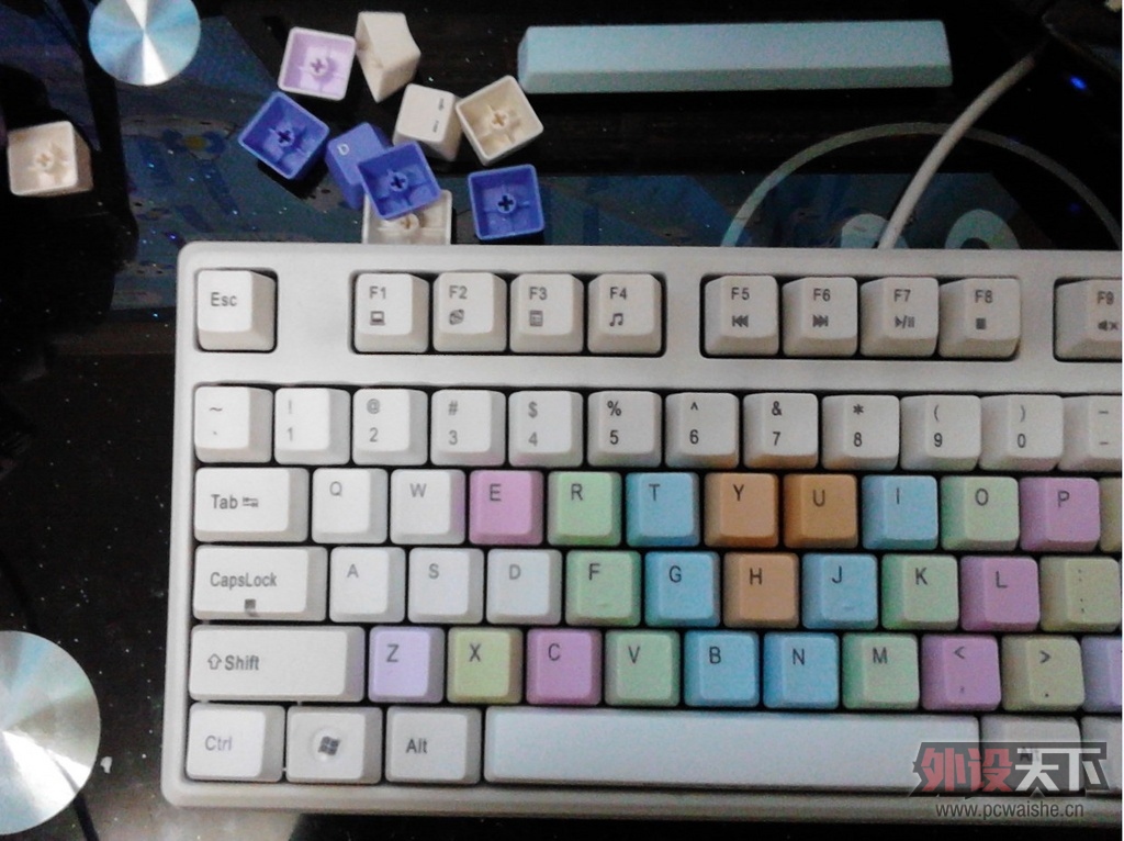 ����ԭ����ABS���������µ�PBT���Ǻ��¾ɻ����е�ɫ��ġ�˳��˵�䣬��PBT�е�ĥɰ���ָ����ĺ�~