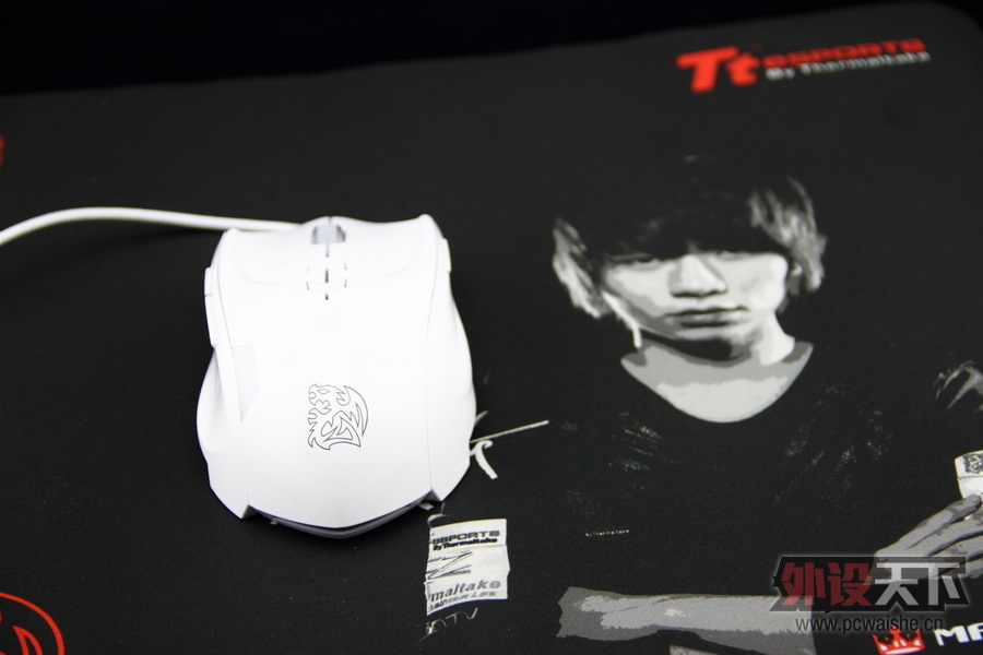 �����һ��Tt eSPORTS��������ɫ����Ƭ ������