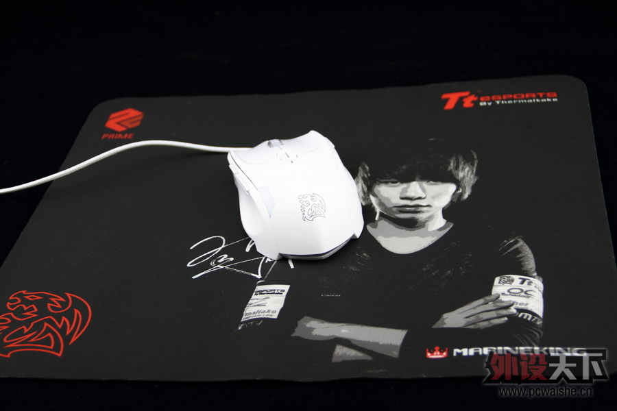 �����һ��Tt eSPORTS��������ɫ����Ƭ ������