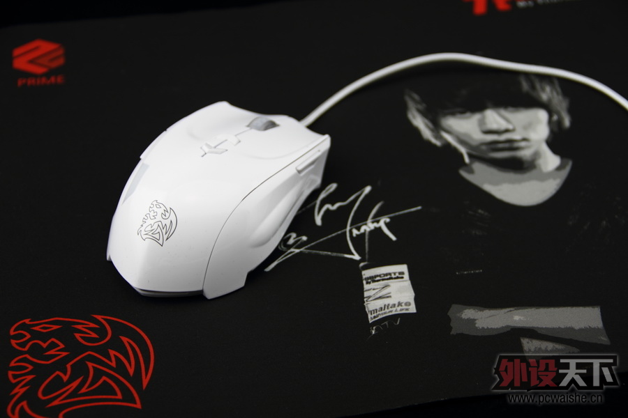 �����һ��Tt eSPORTS��������ɫ����Ƭ ������