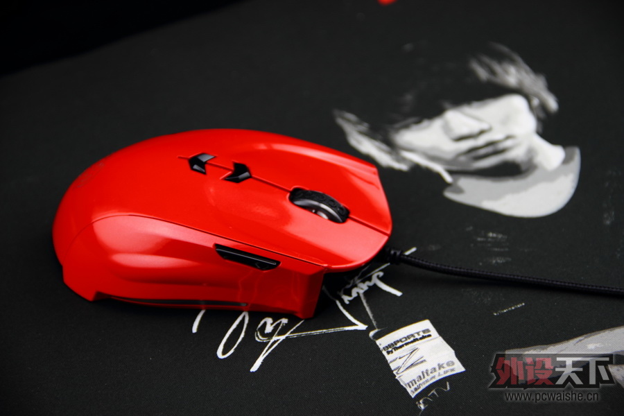 �����һ��Tt eSPORTS��������ɫ����Ƭ ������