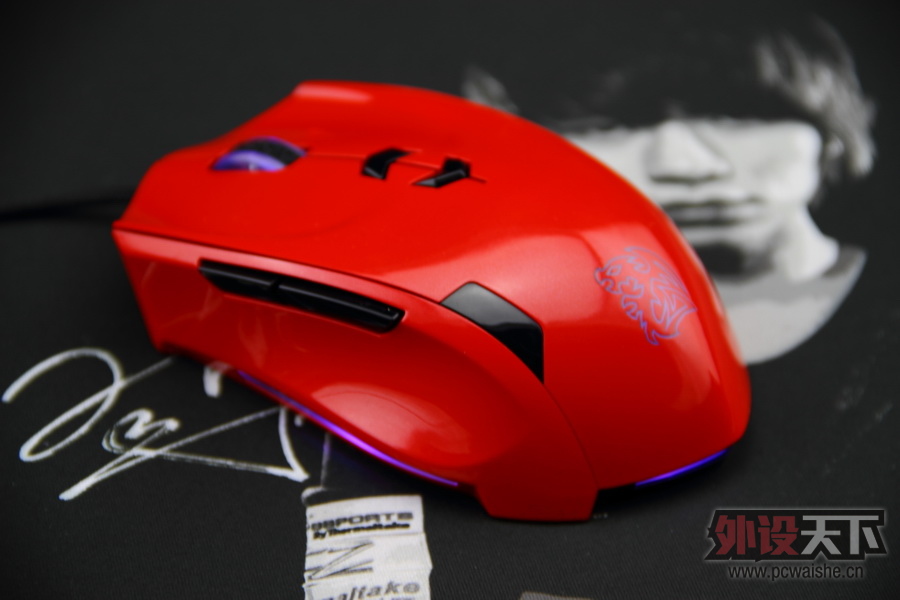 �����һ��Tt eSPORTS��������ɫ����Ƭ ������