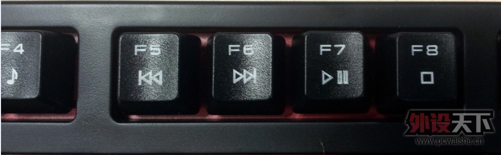 F7��