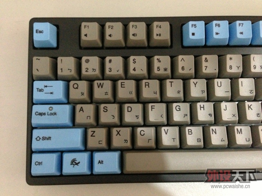��������F�������̣�����һ��СС����ᣬ���ֲ����ף����λǰ�������㡣