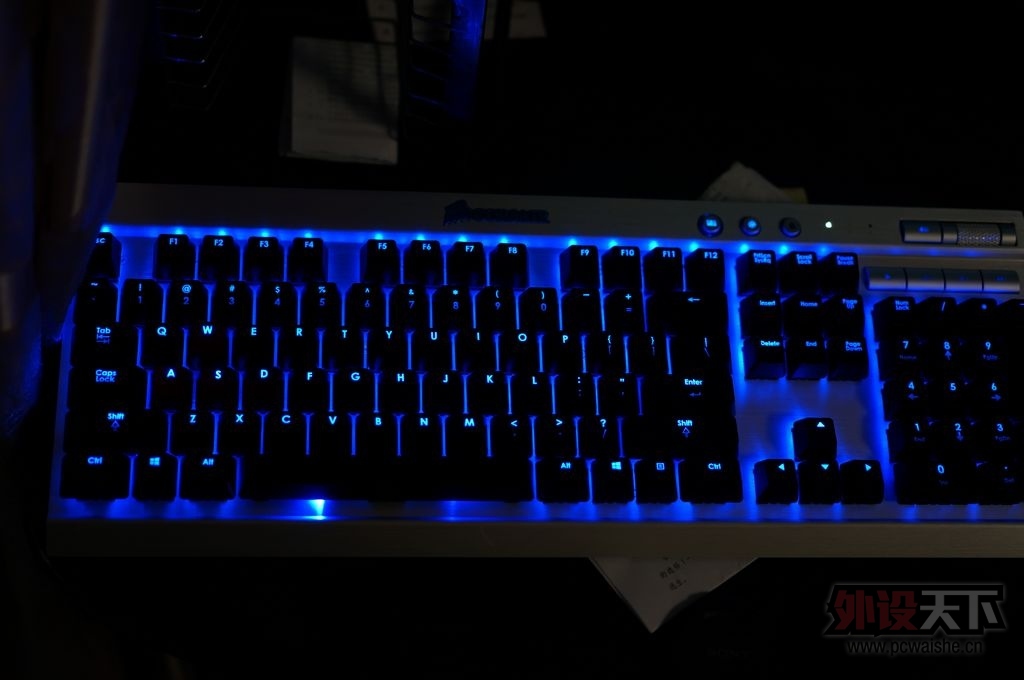�׷���ɫcorsair ������ K70 ���� ����