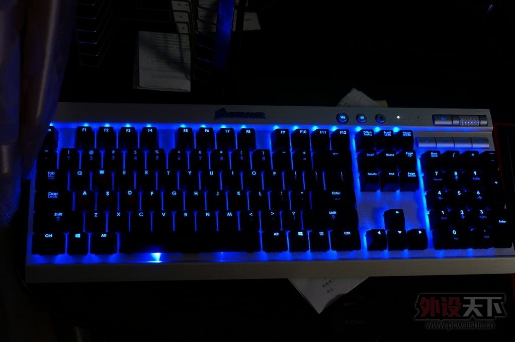 �׷���ɫcorsair ������ K70 ���� ����