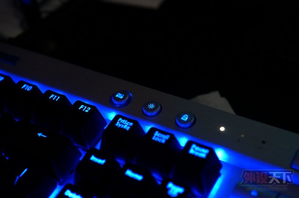 �׷���ɫcorsair ������ K70 ���� ����