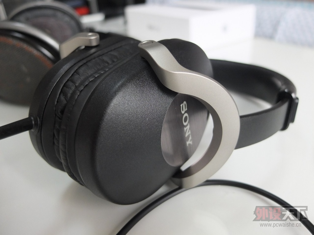 SONY ZX700