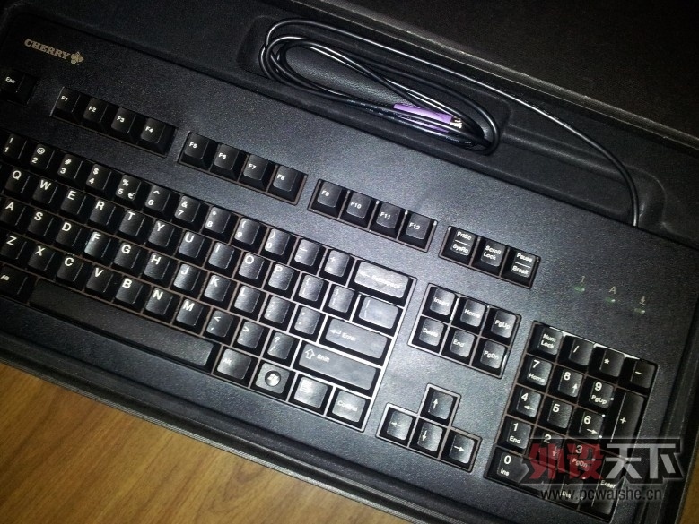 ��������ɡ����Ϻ�������һ�Ѽ����������Ķ��� Cherry G80-3000 ���� 400����
