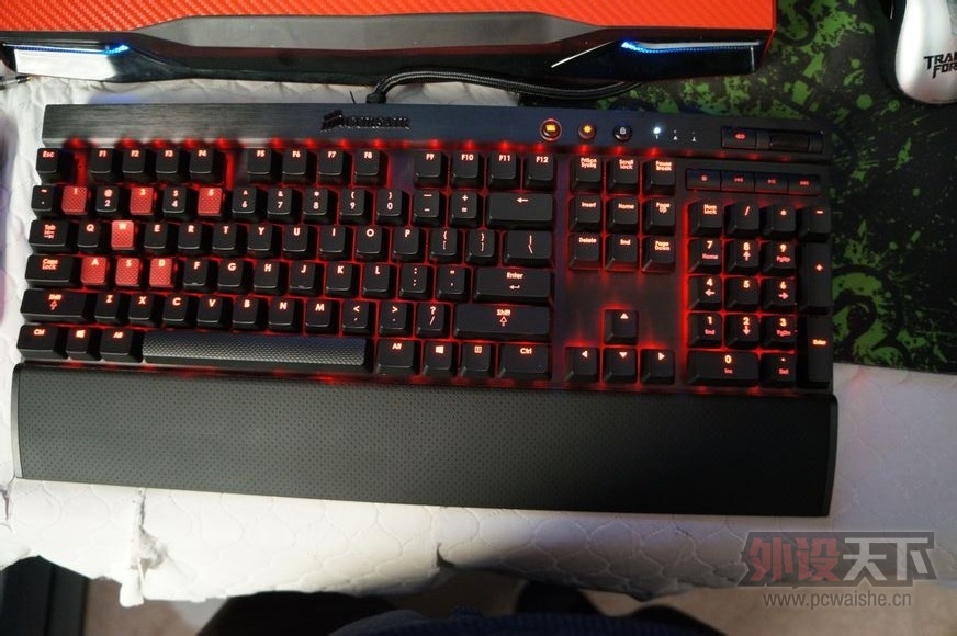 ������ K70 �����е���� �yɫ & ��ɫ 900