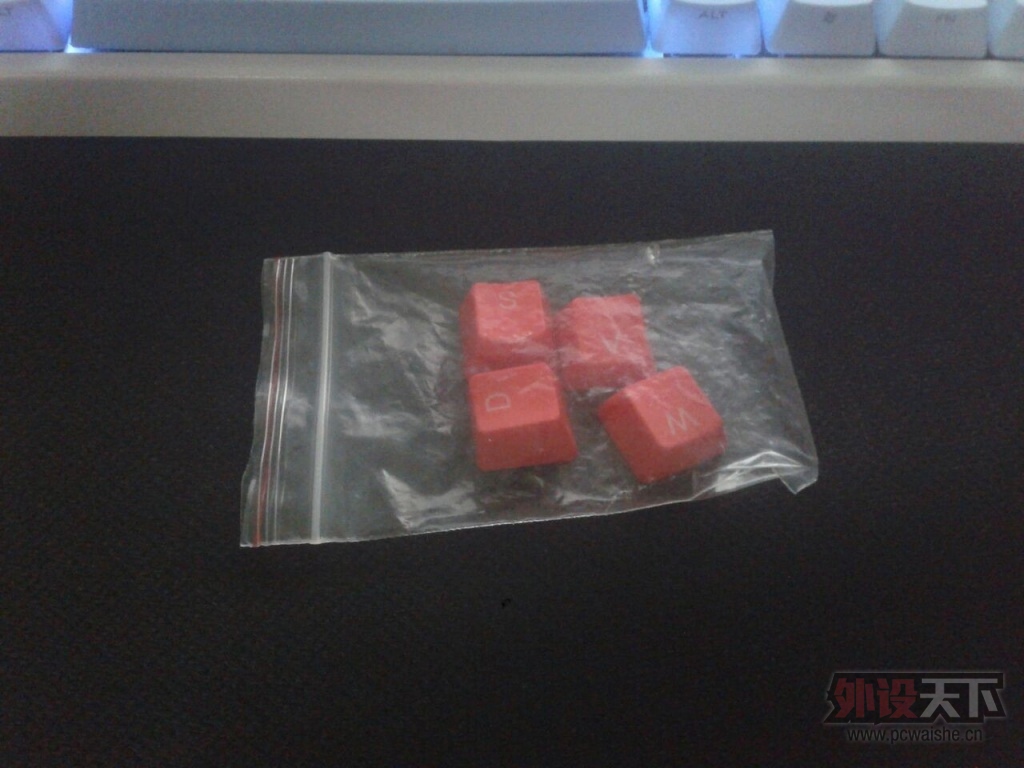 [����]��4����ñ, ����һ��Ѽ�Ӻ�ɫ͸���ñ