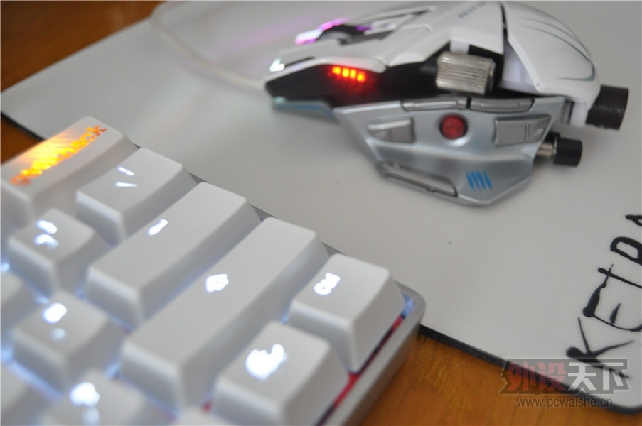 2013Ducky ��͸��ñ 13�İ�͸�ո�Ƚ��ʺ�POKER2 ���϶Ա�ͼ