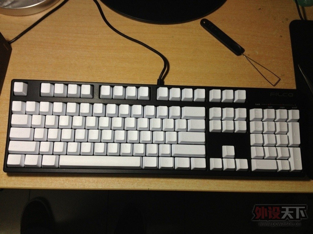ϺKBCͬ104ñRazer Onza豪°Ϸֱ