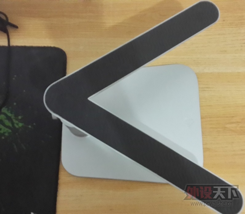 ������ MacBook Pro �� MacBook Air �� Twelve South HiRise �ɵ��ڱʼǱ�֧��
