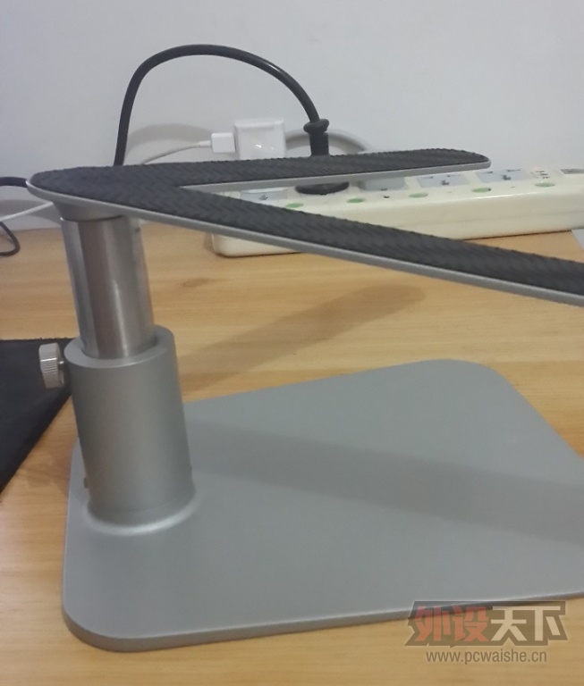 ������ MacBook Pro �� MacBook Air �� Twelve South HiRise �ɵ��ڱʼǱ�֧��
