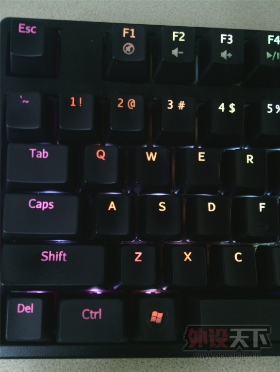 [����]����е���̵���104��15Ԫ���Դ�18ɫ���ֿɶ��ƣ����Ӱ�Ѽ��S3����Χ�۰���ľ��