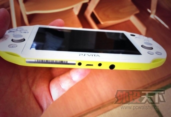 �ڶ���PS Vita�����ñ�׼��micro-USB���ӿ�