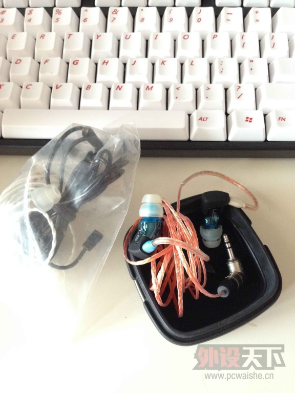 ��ɫ����Ů���ߣ���ɫ�źӣ���ɫԭװ