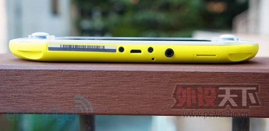 2013�°�PS Vita���棺������ǿ ��Ļ����ˮ