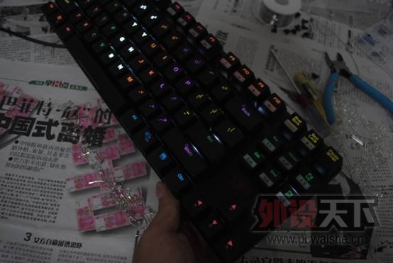 ˫ʮһ�������£��ѻ�еʦ�ĳ��˰׹⣬���ϵ��֣��߲ʻ�е�����ˡ�