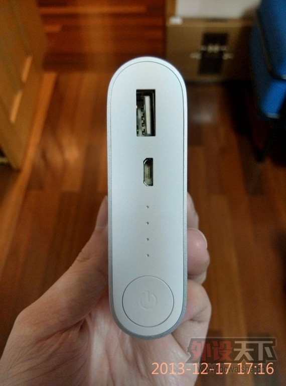 [�Ϻ�]С��10400mAh�ƶ���Դ---������