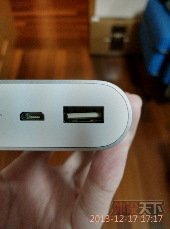 [�Ϻ�]С��10400mAh�ƶ���Դ---������