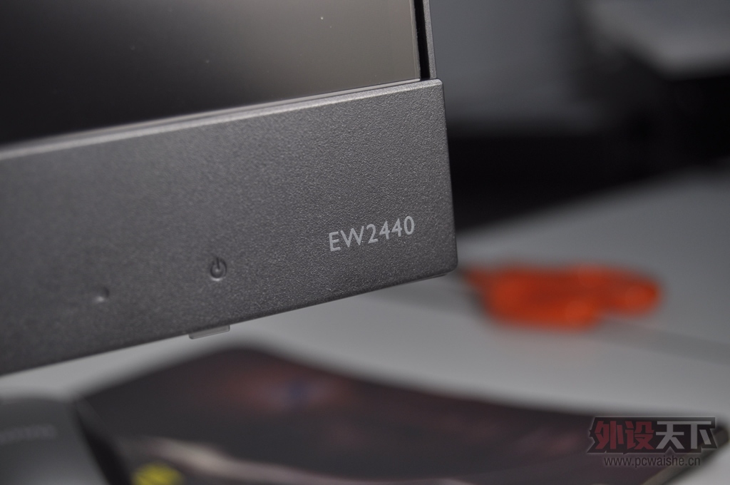 �ٰ�һ̨���ޱ߿���ʾ��EW2440L˫��ƴ��
