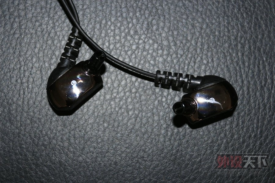 ��������Creative/���� Aurvana In-Ear3 IE3˫��Ԫ���� 9.5�� 450����