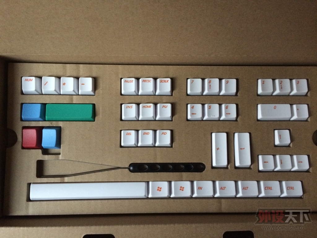 ��һ��ȫ�µ� IKBC F-104 ԭװ�׳ȼ�ñ�������С�