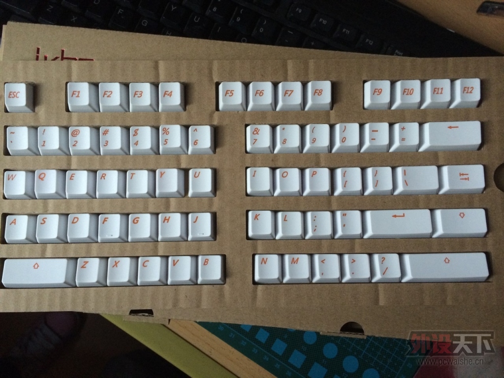��һ��ȫ�µ� IKBC F-104 ԭװ�׳ȼ�ñ�������С�