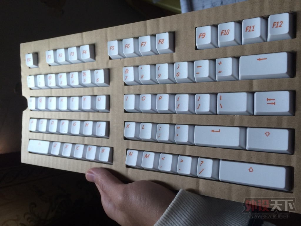 ��һ��ȫ�µ� IKBC F-104 ԭװ�׳ȼ�ñ�������С�