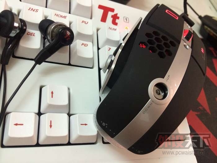 Tt eSPORTS���߰׻���С�׿��������