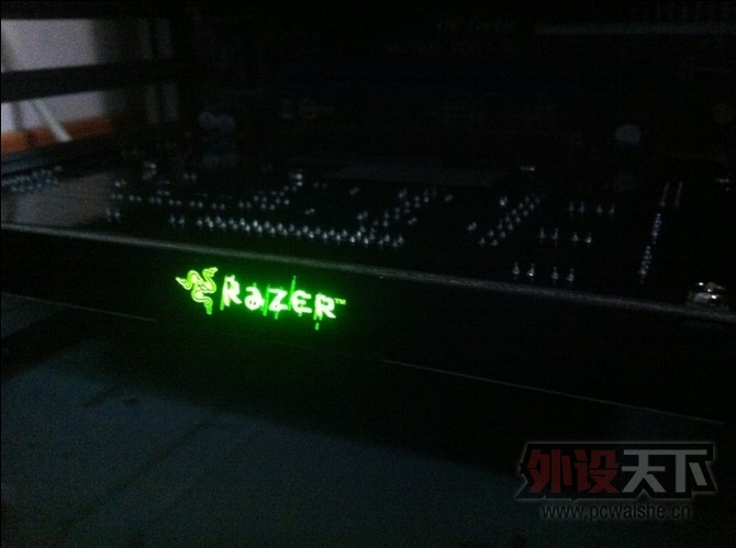 ������������Razer Barracuda ����AC-1 ���� 9��