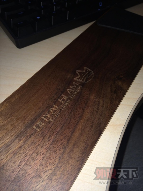 ����һ��ROYAL GLAM���кں���ľ~
