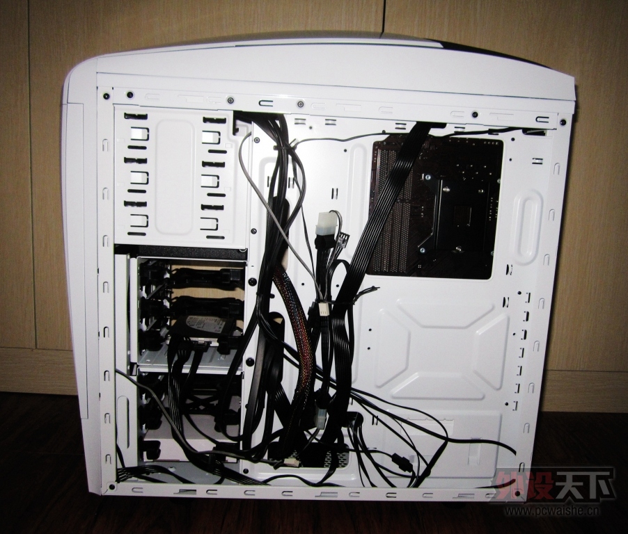 ��ɫ������� ǰ��������ơ��� NZXT ��ӰPhantom 240�����������[ԭ��]