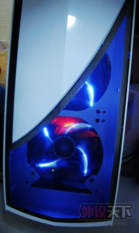 ��ɫ������� ǰ��������ơ��� NZXT ��ӰPhantom 240�����������[ԭ��]