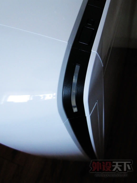 ��ɫ������� ǰ��������ơ��� NZXT ��ӰPhantom 240�����������[ԭ��]