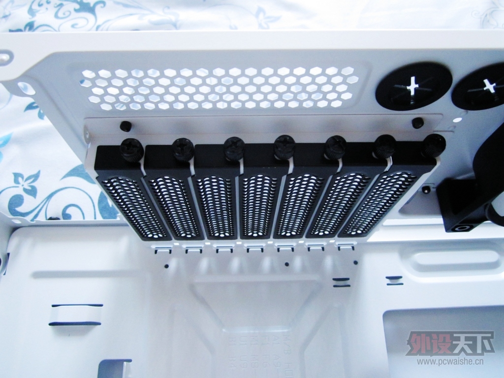 ��ɫ������� ǰ��������ơ��� NZXT ��ӰPhantom 240�����������[ԭ��]