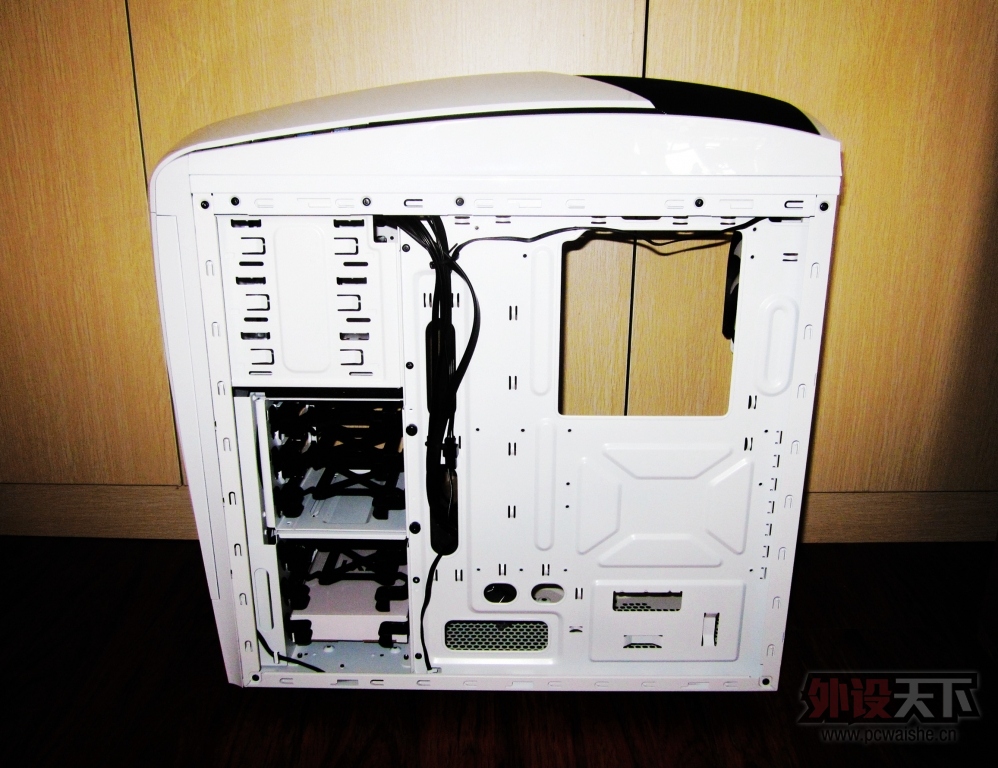 ��ɫ������� ǰ��������ơ��� NZXT ��ӰPhantom 240�����������[ԭ��]