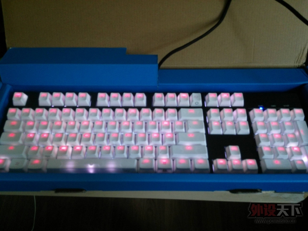 �����ݡ�  IKBC-F104��ɫ�׵ƺ��ᣬ����XTԭװ��ñ�ȣ�����