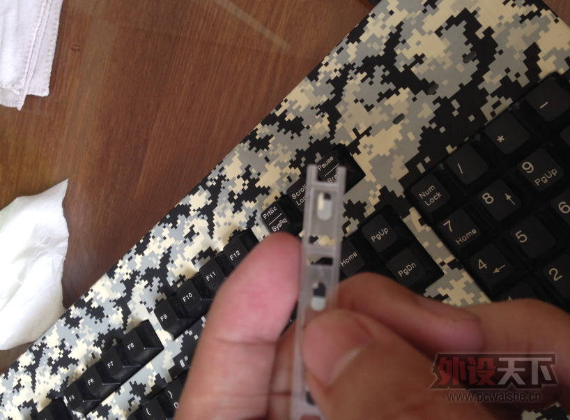 ���ǻ�������ͬʱ����˿���Ľ�ʹ�����˼��£������ɫ�����ǻ��а׺ۼ�������ѹ��ȥ�����ֺۼ�����