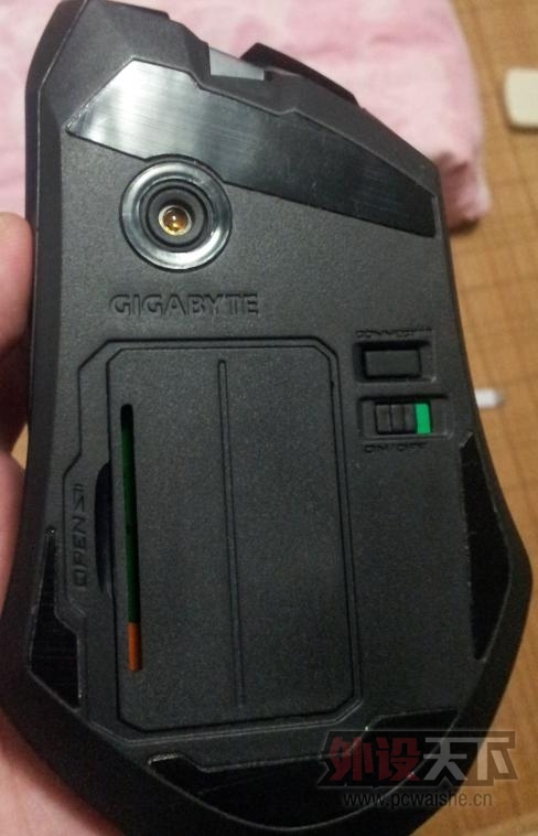 [�Ϻ�]�Ե�һ�٣���ֻ����ʮ���ӵļ��Σ�GIGABYTE�� Aivia Uranium