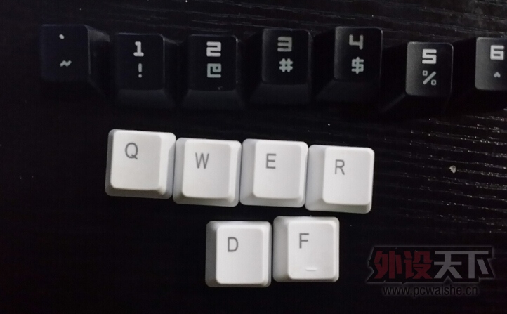 �����ա����ߺڹѸ�������87�� ��һ�װ�ɫ��ñ ����һ�׺ڹѸ��ռ����ñ
