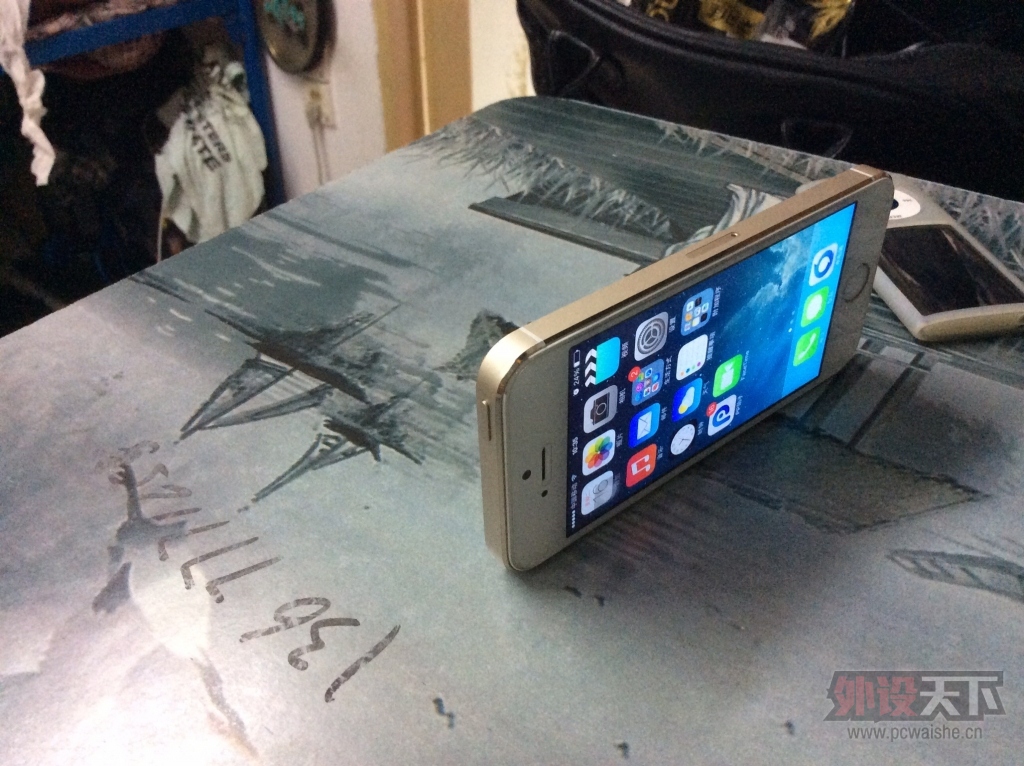 ����������һ�����۸�ײˣ���iPod������ŷ�ֱ���ϱ��������