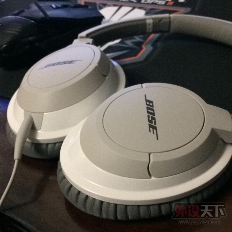 ��ɫ