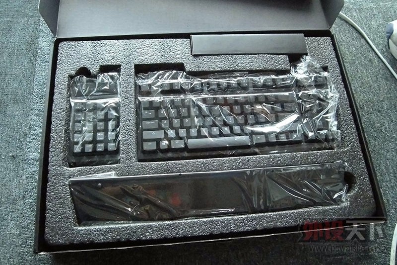 ���ص��أ�ȫ���׷�ʵͼ��AORUS�ɲ�ж������ͼ�գ�����