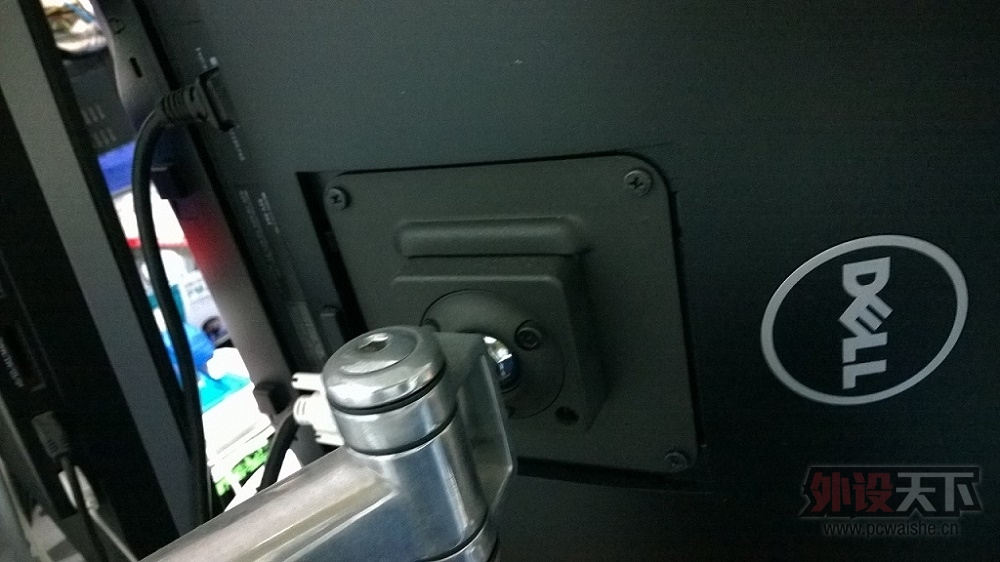 �����ݡ���DELL ����2913��ʾ�����л��ڱ����޻��㣬©��������Χ����
