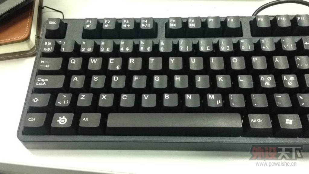 ��֣�ݡ�95/99�� ��� SteelSeries 6GV2 ���� ��е���� ��С��